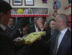 Hediye paketi gözüne çarptı 